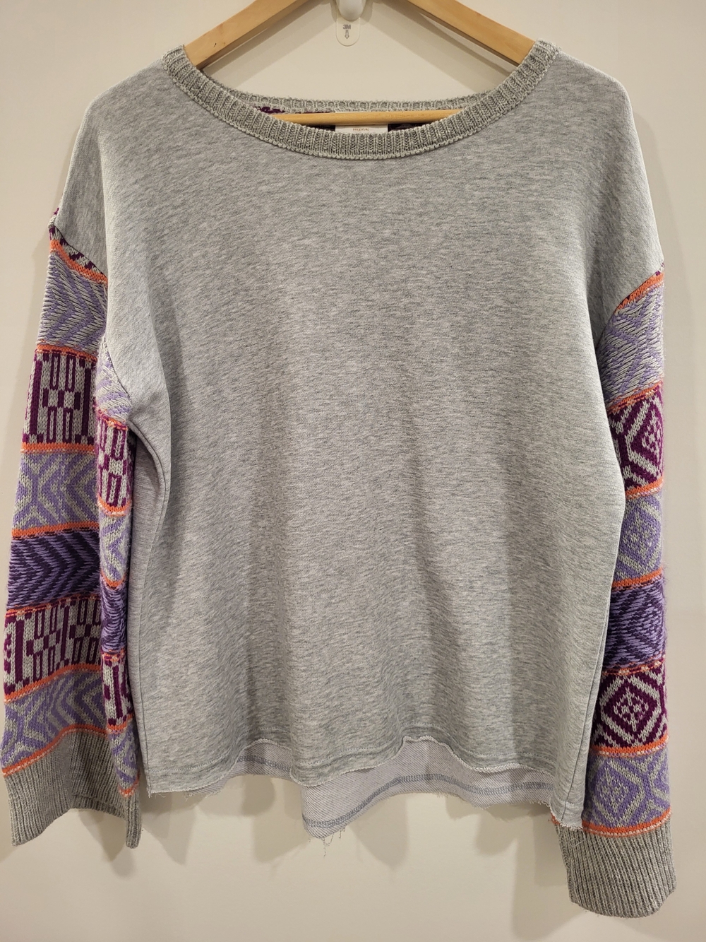 FATE Mixed Media Gray Sweatshirt with Knitted Purple Orange Patterned Sleeves M